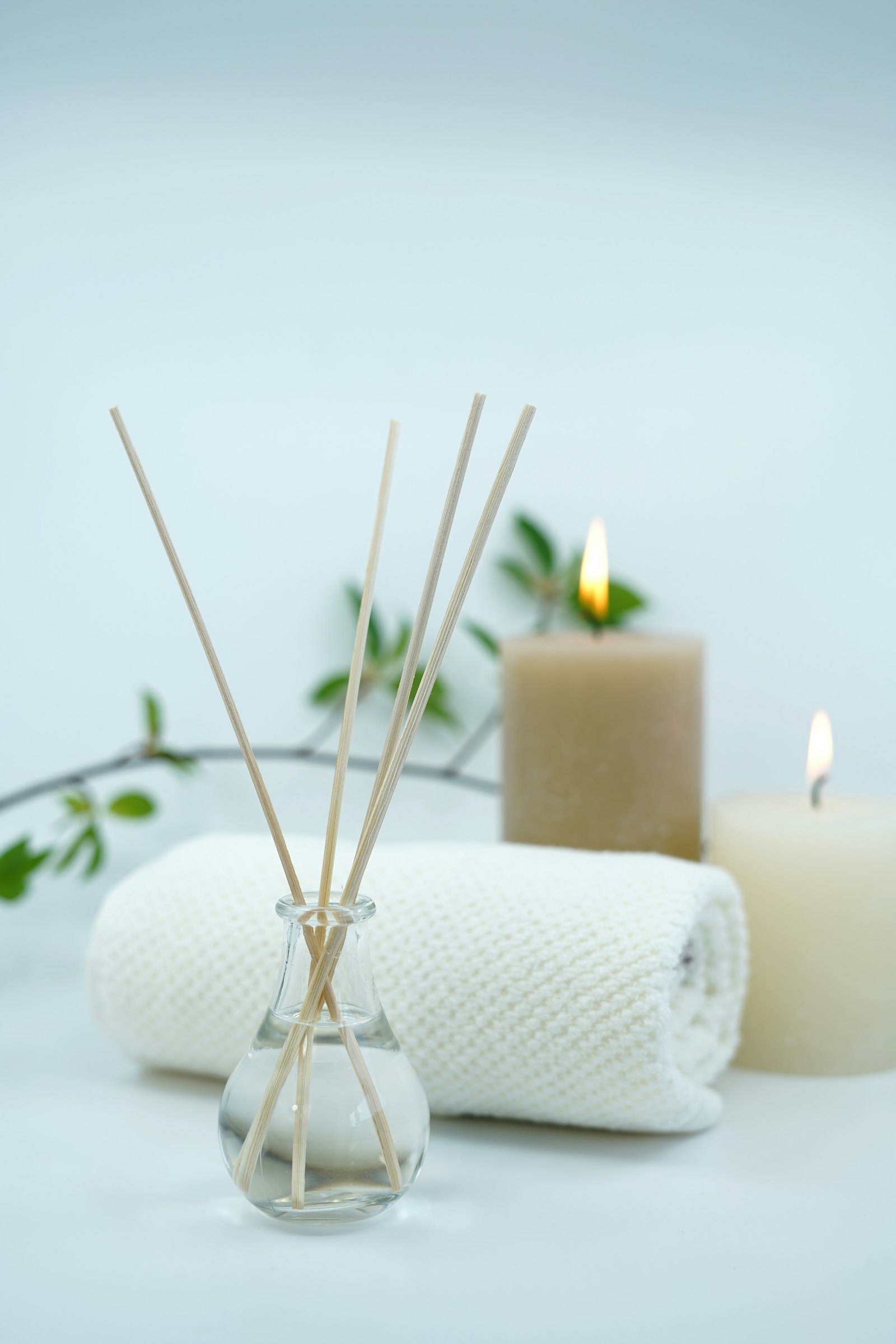 Aromatherapy reed diffuser with candles
